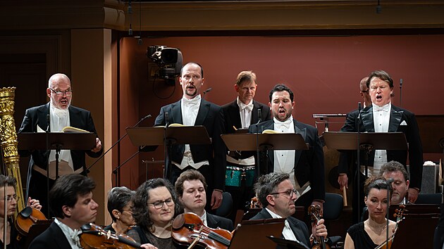 Pěvci Florian Boesch, Lukáš Zeman, Alessandro Fisher a Aleš Briscein a členové České filharmonie při provedení Sedmi smrtelných hříchů od Kurta Weilla