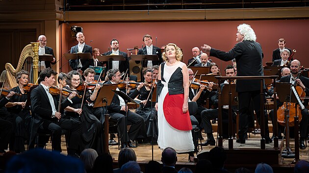 Pěvkyně Magdalena Kožená, dirigentt Simon Rattle a členové České filharmonie při provedení Sedmi smrtelných hříchů od Kurta Weilla