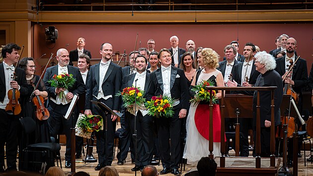 Česká filharmonie, sólisté a dirigent Simon Rattle při děkovačce po provedení Sedmi smrtelných hříchů od Kurta Weilla