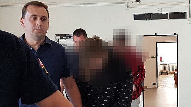Mladíci na chodbě Krajského soudu v Ústí nad Labem Mladíci na chodbě Krajského soudu v Ústí nad Labem