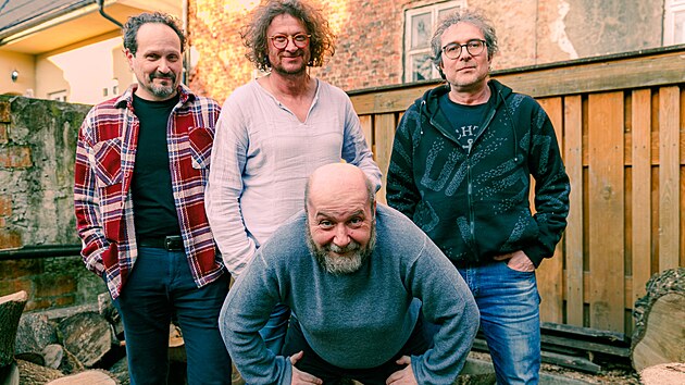 Skupina Tak co? vydala nové album Ministr nitra. Na snímku jsou zleva kytarista, klávesista a zpěvák Marcel Harvánek , trumpetista a zpěvák Marek Novotný, kytarista Petr Votoček, v popředí baskytarista a zpěvák David Hrbek.