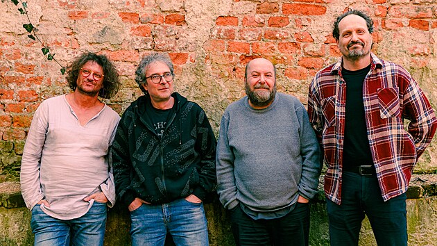 Skupina Tak co? se představí v červnu i v Olomouci na akci Olomouc (o)žije. Na snímku zleva: trumpetista a zpěvák Marek Novotný, kytarista Petr Votoček, baskytarista a zpěvák David Hrbek a kytarista, klávesista i zpěvák Marcel Harvánek.