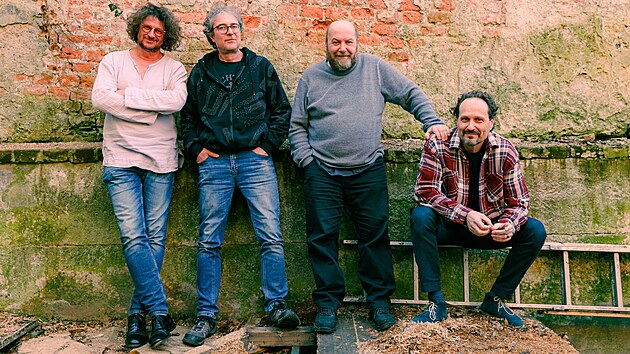 Skupina Tak co? se představí v červnu i v Olomouci na akci Olomouc (o)žije. Na snímku zleva: trumpetista a zpěvák Marek Novotný, kytarista Petr Votoček, baskytarista a zpěvák David Hrbek a kytarista, klávesista i zpěvák Marcel Harvánek.