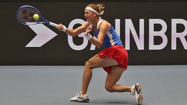 Marie Bouzková hraje forhend v utkání BJK Cupu s Brazílií v Ostravě.