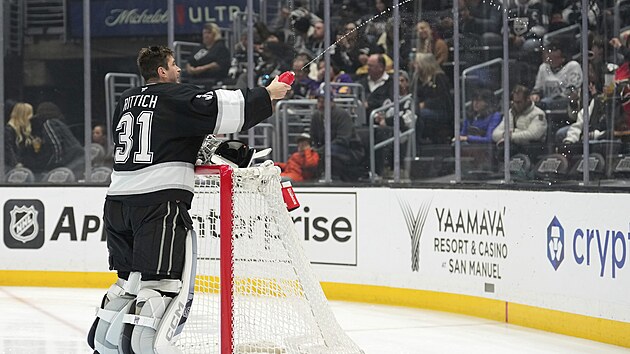 David Rittich se občerstvuje během utkání proti Calgary.