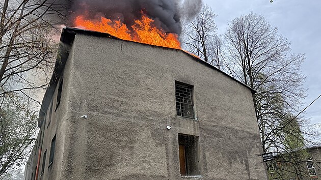 Likvidace požáru opuštěné budovy v Cihelní ulici v centrálním obvodu Ostravy. (18. dubna 2025)