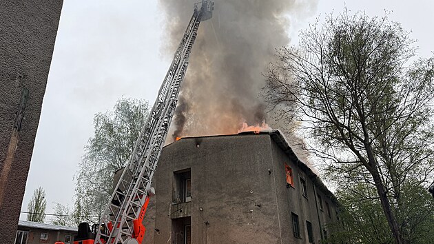 Likvidace požáru opuštěné budovy v Cihelní ulici v centrálním obvodu Ostravy. (18. dubna 2025)