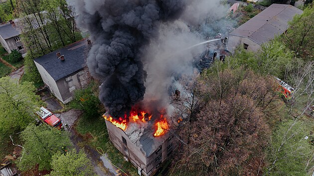 Likvidace požáru opuštěné budovy v Cihelní ulici v centrálním obvodu Ostravy. (18. dubna 2025)