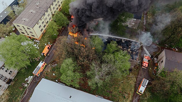 Likvidace požáru opuštěné budovy v Cihelní ulici v centrálním obvodu Ostravy. (18. dubna 2025)