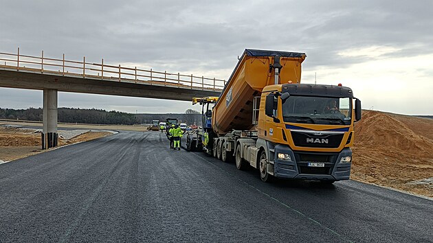 Některé úseky na obchvatu Lišova a Štěpánovic už asfaltují. (jaro 2025)