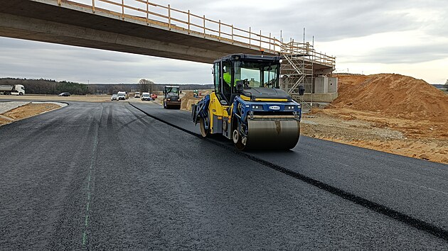 Některé úseky na obchvatu Lišova a Štěpánovic už asfaltují. (jaro 2025)