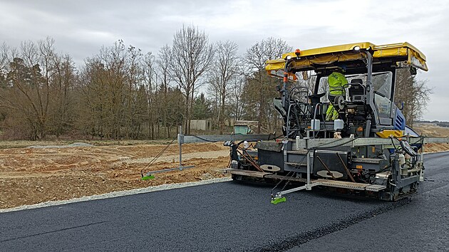 Některé úseky na obchvatu Lišova a Štěpánovic už asfaltují.
