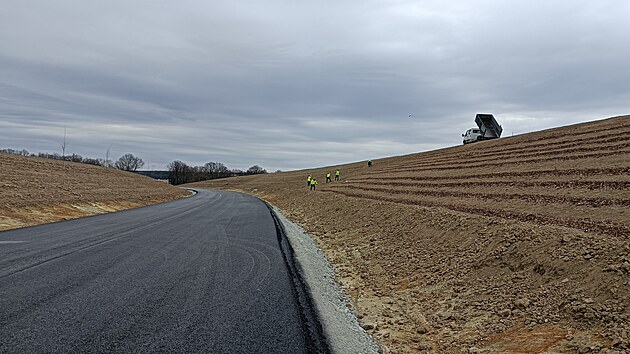 Některé úseky na obchvatu Lišova a Štěpánovic už asfaltují.