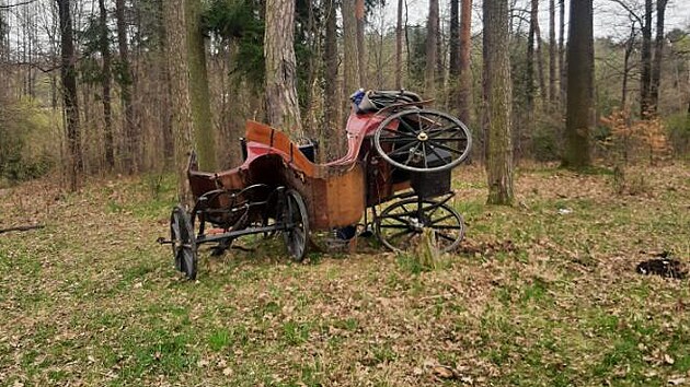 Koně se splašili a kočár narazil do stromu.