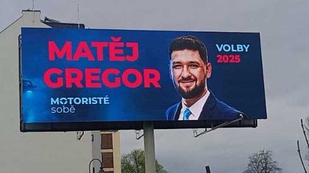 Motoristé sobě nasadili i volební plakáty s tváří Matěje Gregora, který má vést kandidátku strany v Moravskoslezském kraji.
