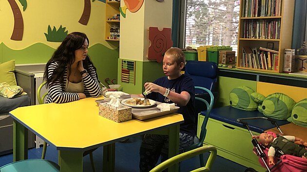 Jedenáctiletý Antonín Hájek, který utrpěl vážné popáleniny na více než polovině těla včetně obličeje, se svou maminkou. Chlapce zachránili ve Fakultní nemocnici Brno, po dvou měsících se chystá na návrat domů. (15. dubna 2025)