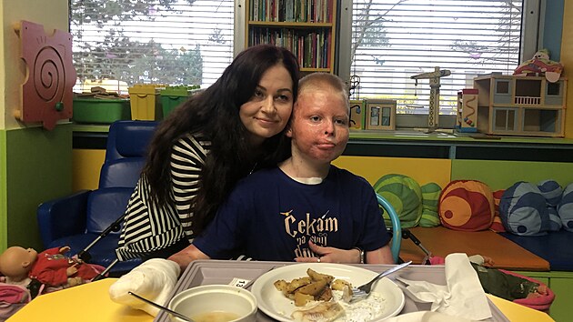 Jedenáctiletý Antonín Hájek, který utrpěl vážné popáleniny na více než polovině těla včetně obličeje, se svou maminkou. Chlapce zachránili ve Fakultní nemocnici Brno, po dvou měsících se chystá na návrat domů. (15. dubna 2025)