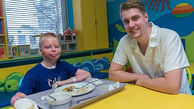 Jedenáctiletého Antonína Hájka, který utrpěl vážné popáleniny na více než polovině těla, operoval lékař Filip Raška z Kliniky popálenin a plastické chirurgie Fakultní nemocnice Brno. (15. dubna 2024)