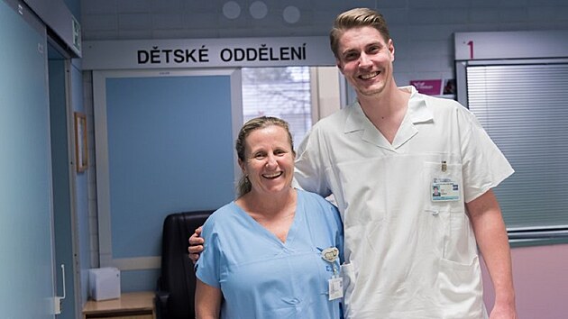 Filip Raška z Kliniky popálenin a plastické chirurgie Fakultní nemocnice Brno, který operoval jedenáctiletého Antonína Hájka, se staniční sestrou. (15. dubna 2024)