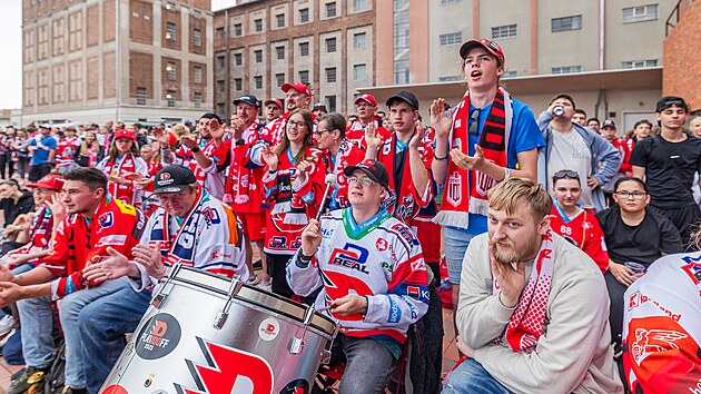 Do areálu Automatických mlýnů přišlo podpořit pardubické hokejisty v prvním finále extraligy proti brněnské Kometě několik stovek fanoušků. (17. dubna 2025)