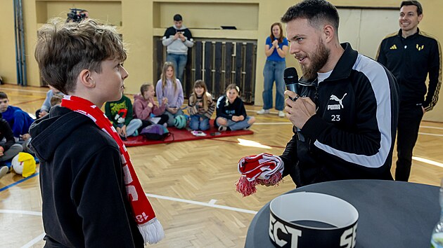 Tři děti, které položily nejzajímavější dotazy, dostaly slávistickou šálu.