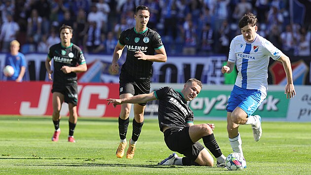 Ostravský Karel Pojezný se probíjí přes Valu z Bohemians v utkání fotbalové... Ostravský Karel Pojezný se probíjí přes Valu z Bohemians v utkání fotbalové...