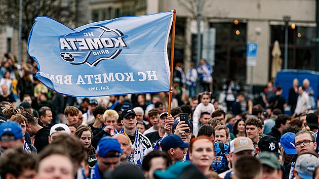V Brně na Zelném trhu fandí hokejové Kometě ve finále proti Pardubicím tisícovky příznivců. (17. dubna 2025)