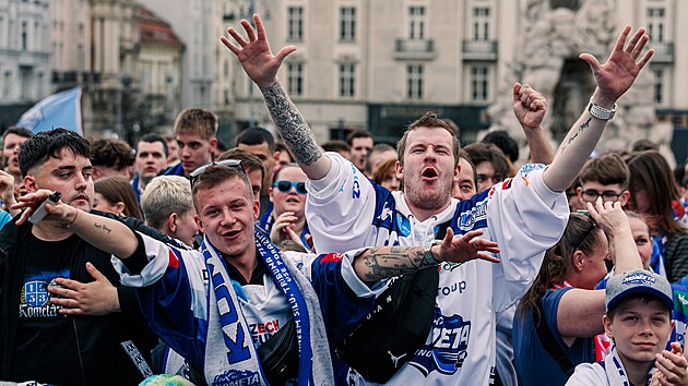V Brně na Zelném trhu fandí hokejové Kometě ve finále proti Pardubicím... V Brně na Zelném trhu fandí hokejové Kometě ve finále proti Pardubicím...