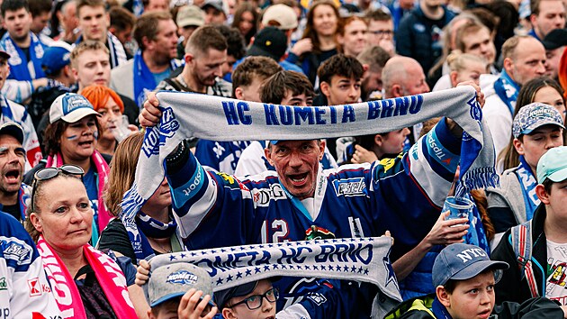 V Brně na Zelném trhu fandí hokejové Kometě ve finále proti Pardubicím tisícovky příznivců. (17. dubna 2025)