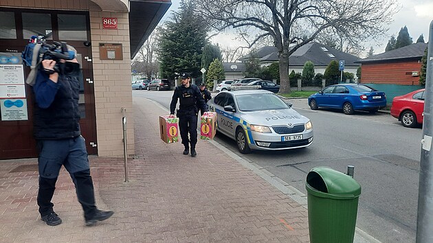 Policisté od rána zasahují na úřadě ve Svítkově. (10. dubna 2025)