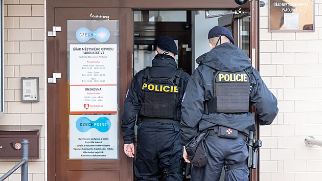 Policie zasahovala na městském úřadě ve Svítkově kvůli podezření z manipulace s veřejnými zakázkami. (10. dubna 2025)