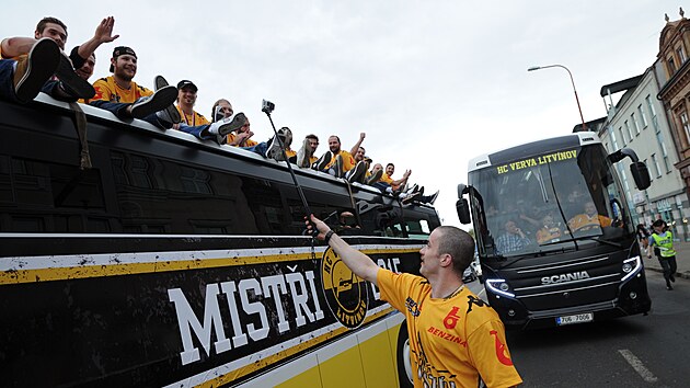 25. 4. 2015, oslavy litvínovského titulu na náměstí. Jakub Petružálek si natáčí autobus se spoluhráči.