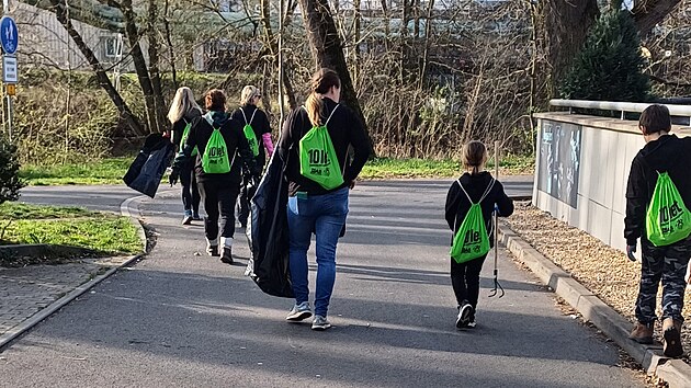 Břehy i koryto Ohře čistili dobrovolníci už podesáté. Sešly se jich na dvě tisícovky.