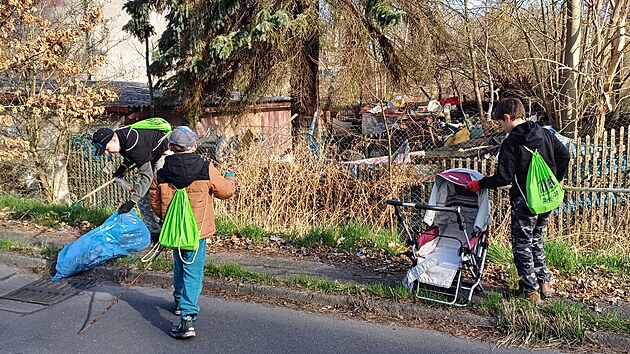 Břehy i koryto Ohře čistili dobrovolníci už podesáté. Sešly se jich na dvě tisícovky.