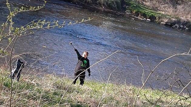 Břehy i koryto Ohře čistili dobrovolníci už podesáté. Sešly se jich na dvě tisícovky.