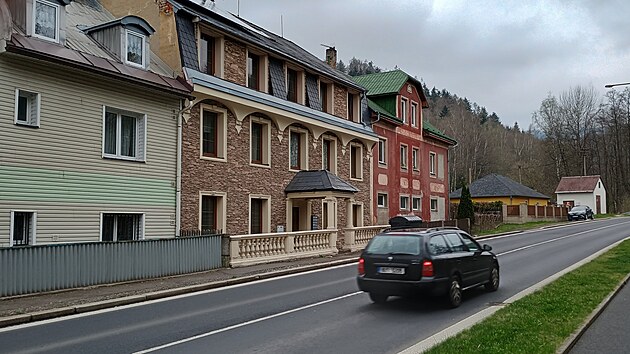 K vraždě došlo v noci z neděle na pondělí v domě uprostřed. Manželský pár, který si své ano řekl v sobotu, bydlel v přízemním bytě.