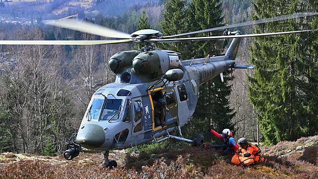 Tradiční cvičení s armádními piloty Letecké záchranné služby se letos uskutečnilo v Bublavě.
