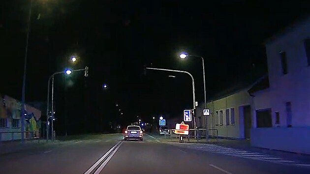 Řidič Škody Octavie ujížděl nočními Budějovicemi policistům rychlostí až 170 km v hodině. Navíc měl zákaz řízení a byl pod vlivem drog. Policisté ho dopadli v Nemanicích.