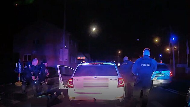 Řidič Škody Octavie ujížděl nočními Budějovicemi policistům rychlostí až 170 km v hodině. Navíc měl zákaz řízení a byl pod vlivem drog. Policisté ho dopadli v Nemanicích.