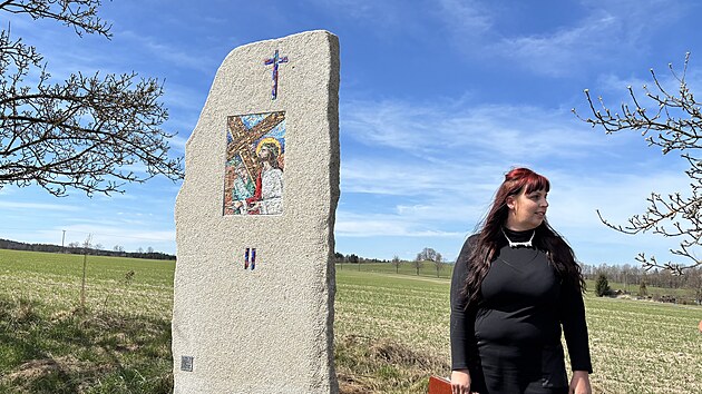 Zastavení tvoří mrákotínská žula, která je specifická svou okrovou barvou a lépe zapadá do okolní krajiny než původně zamýšlený bílý kámen. Použité kousky smaltovaného skla pocházejí ze sklárny na italském ostrově Murano, který leží poblíž Benátek.