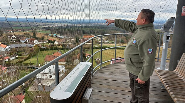 Předseda Rady značení Klubu českých turistů Pavel Přílepek z Tábora na rozhledně Hýlačce