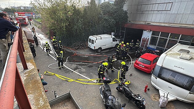 Požár dílny pod vestibulem nádraží Holešovice. (14. dubna 2025)