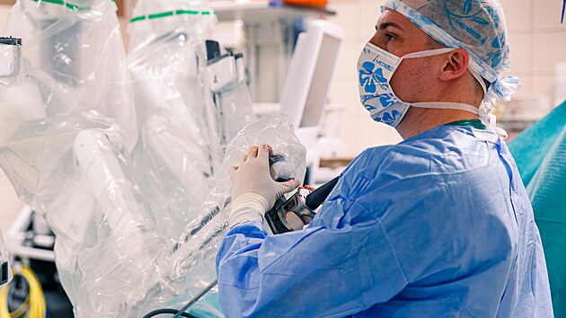 Olomoucká fakultní nemocnice si pořídila druhý robotický operační systém da Vinci. Ten simuluje pohyby lidských rukou v těle pacienta, ale zákrok provádí přes vpichy v kůži nebo ústní dutinu.