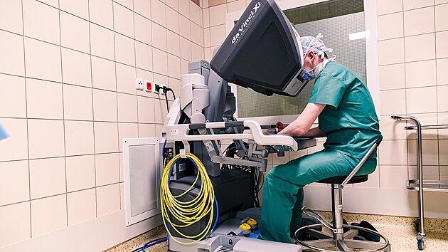 Americký robotický operační systém da Vinci Xi se skládá z pacientského vozíku s operačními rameny, videověže s monitorem a chirurgické konzole, za kterou sedí operatér. Ten pomocí joysticků ovládá nástroje v „rukách“ robota.