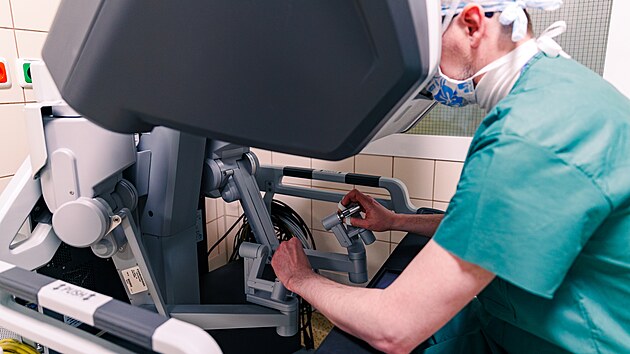 Americký robotický operační systém da Vinci Xi se skládá z pacientského vozíku s operačními rameny, videověže s monitorem a chirurgické konzole, za kterou sedí operatér. Ten pomocí joysticků ovládá nástroje v „rukách“ robota.