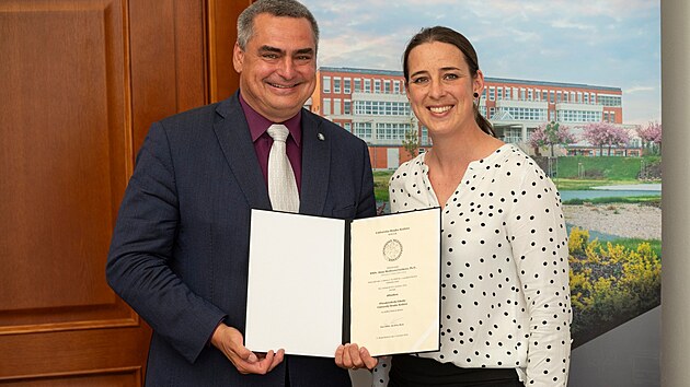 Děkanka Přírodovědecké fakulty Univerzity Hradec Králové Alena Myslivcová Fučíková po jmenování do funkce rektorem Janem Křížem.