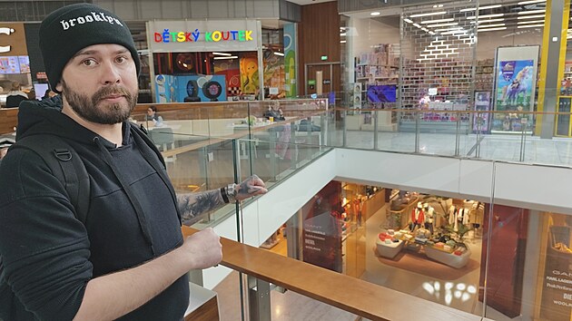 Ondřej Šuhájek ukazuje, kde chlapec přelézal skleněnou zábranu.