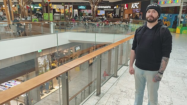 Podruhé se dítěti podařilo vylézt na dřevěnou opěrku skleněné balustrády.