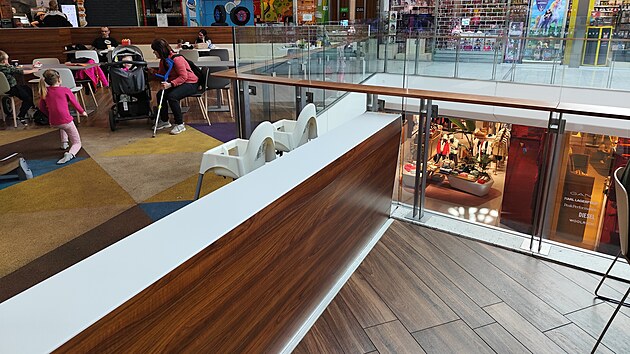 Dítě po zídce přelezlo na dřevěnou opěrku skleněné balustrády.