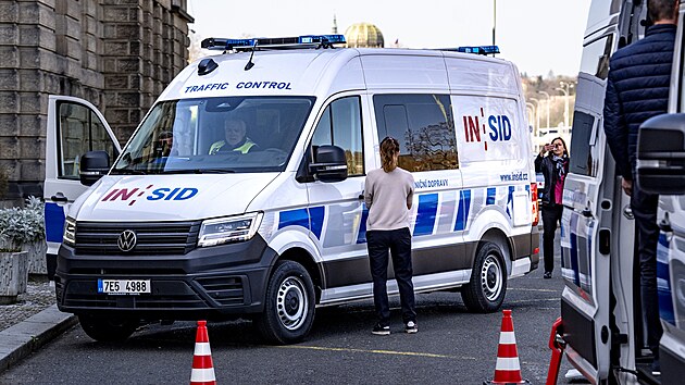 Dodávka Inspekce silniční dopravy. Má technologii čtení dat z tachografů kamionů na dálku. Odhalí i manipulaci s nimi.